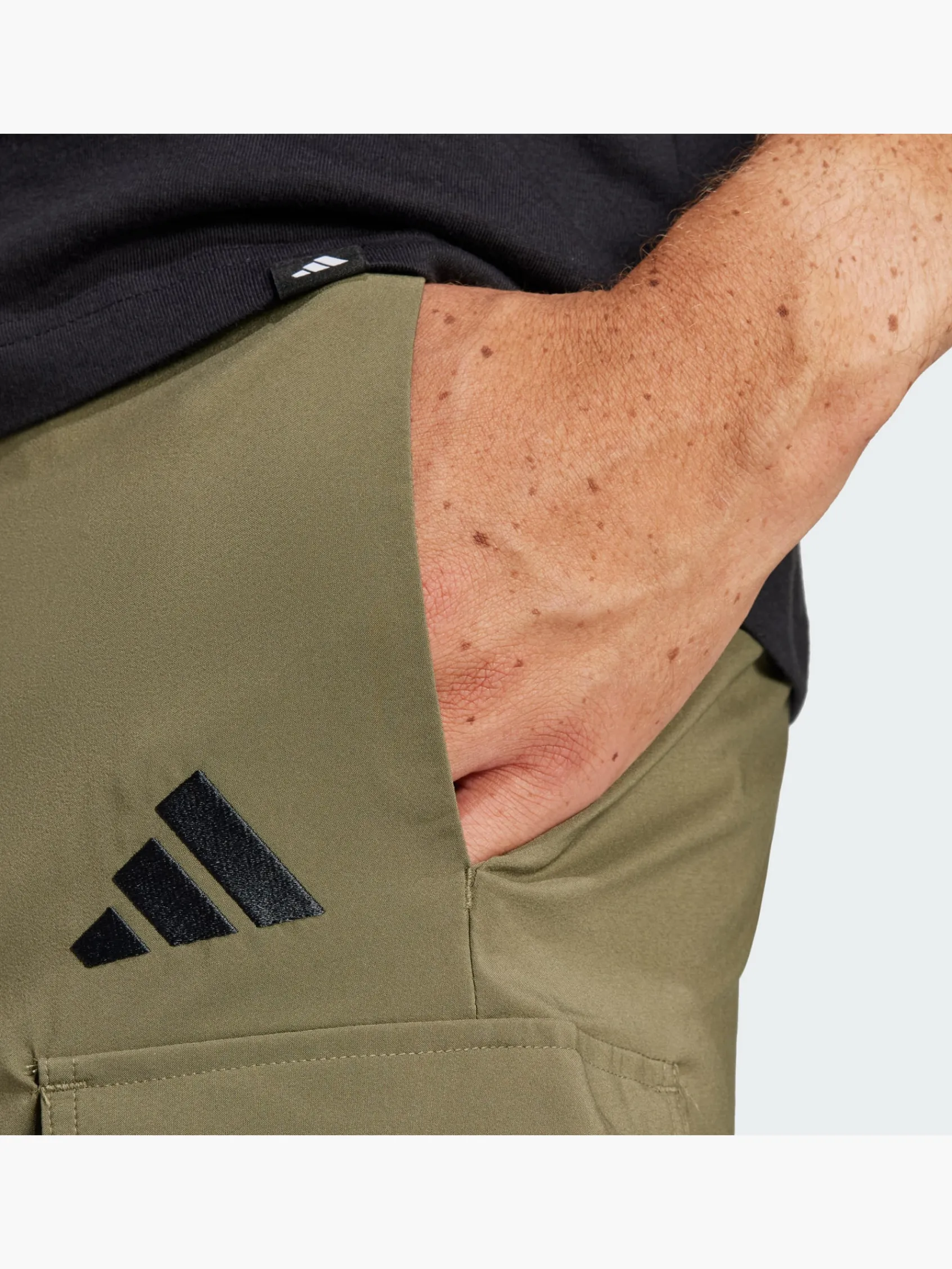 Herren adidas Essentials Small Logo Cargo Chelsea Shorts